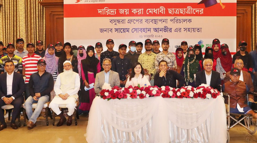 দারিদ্র্যজয়ী অদম্য মেধাবীদের পাশে বসুন্ধরা এমডি