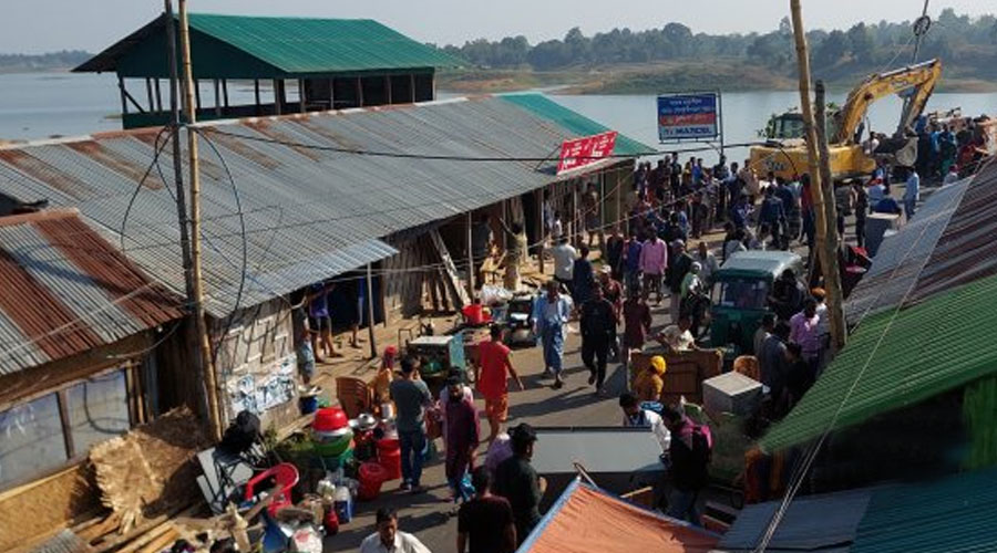 কাপ্তাই হ্রদে অবৈধ স্থাপনা উচ্ছেদ অভিযানে বাঁধার মুখে জেলা প্রশাসন