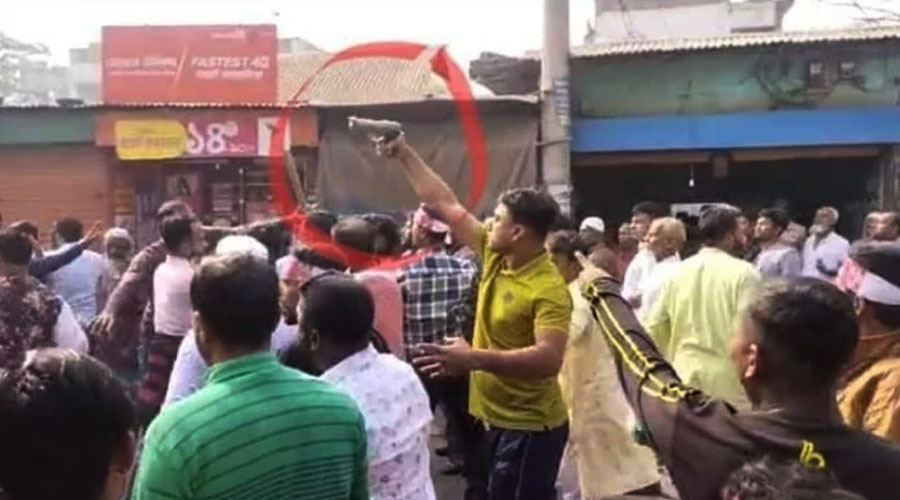 প্রকাশ্যে পিস্তল উঁচিয়ে আওয়ামী লীগ নেতাদের হুমকি বিএনপি কর্মীর