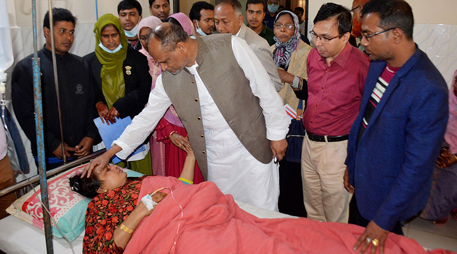 বাগমারা স্বাস্থ্য কমপ্লেক্সে মহিলা ভাইস চেয়ারম্যানকে দেখতে গেলেন এমপি এনামুল হক