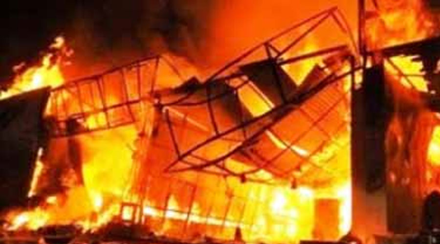 চট্টগ্রাম নগরীর বাকলিয়ায় প্লাস্টিক গুদাম আগুনে পুড়ে ছাই