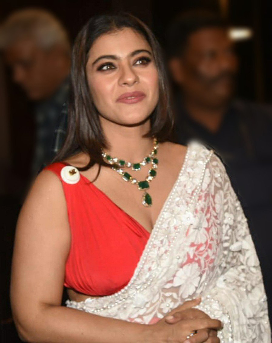 Kajol Look: ট্রান্সপারেন্ট শাড়িতে নজর কাড়লেন কাজল, ৪৮ বছর বয়সে এমন লুক অভিনেত্রীর