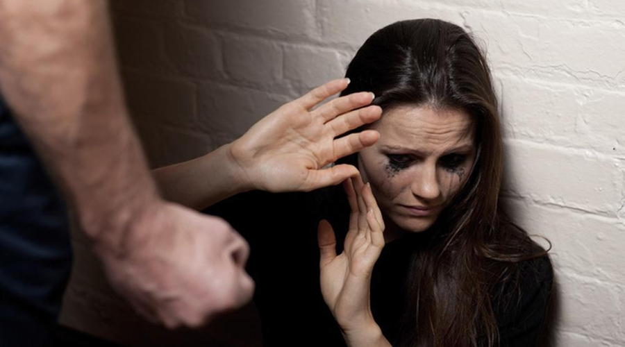 বাবার সামনেই আমায় বেডরুম থেকে ধাক্কা দিয়ে বের করে দেয় স্বামী, তারপর…