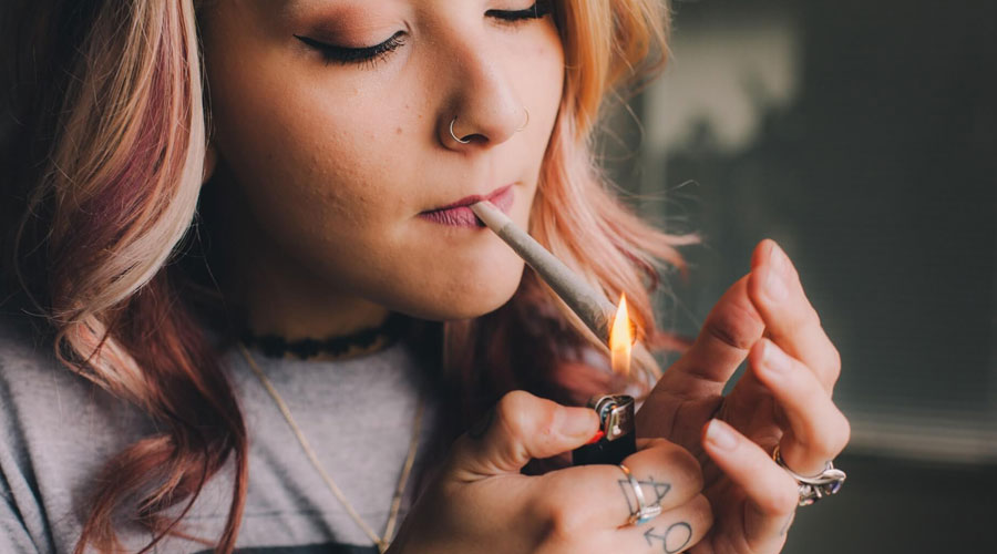 গাঁজা খাওয়ার চাকরি. বেতন বছরে ৮৮ লক্ষ টাকা!