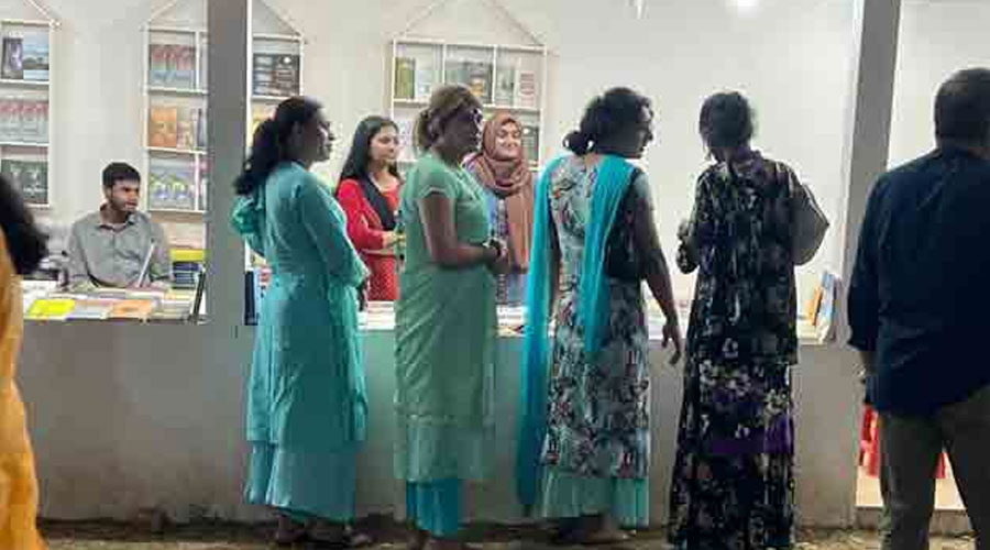 বইমেলায় হিজড়াদের চাঁদাবাজি