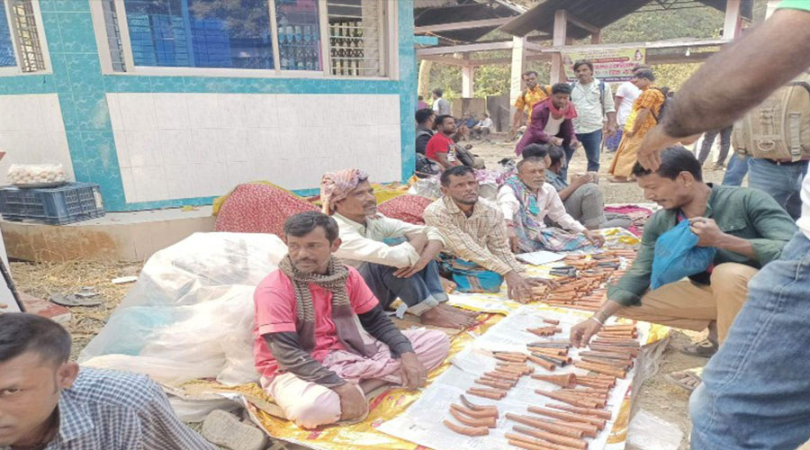 সীতাকুণ্ডের শিবচতুর্দশী মেলায় শ্মশান কালী বাড়িতে প্রকাশ্যে চলছে গাঁজার ব্যবসা