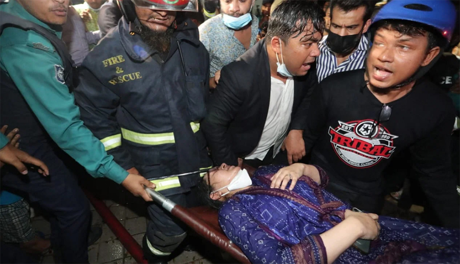 ৭ তলা থেকে লাফিয়ে পড়ে ক্রিকেট বোর্ডের পরিচালকের স্ত্রী গুরুতর আহত