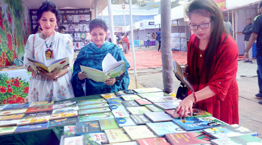 চট্টগ্রাম বই মেলায় উপচেপড়া ভীড়; লেখক-পাঠকের প্রাণের উচ্ছাস