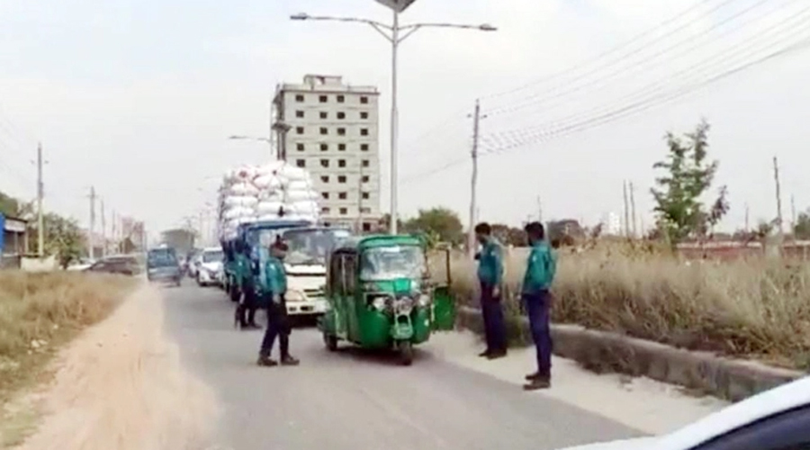 উত্তরাসহ বিভিন্ন এলাকায় কড়া তল্লাশি চালাচ্ছে পুলিশ