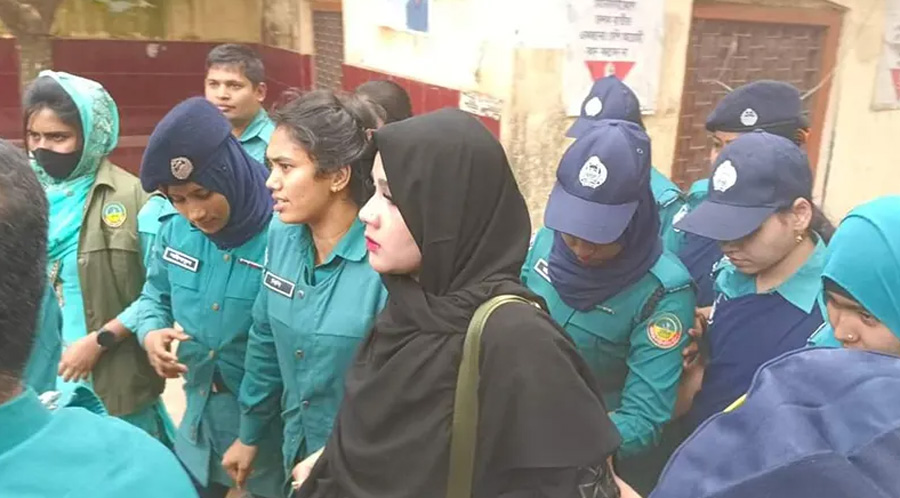 মাহিকে রিমান্ডে নিতে চায় পুলিশ, স্বামী পলাতক