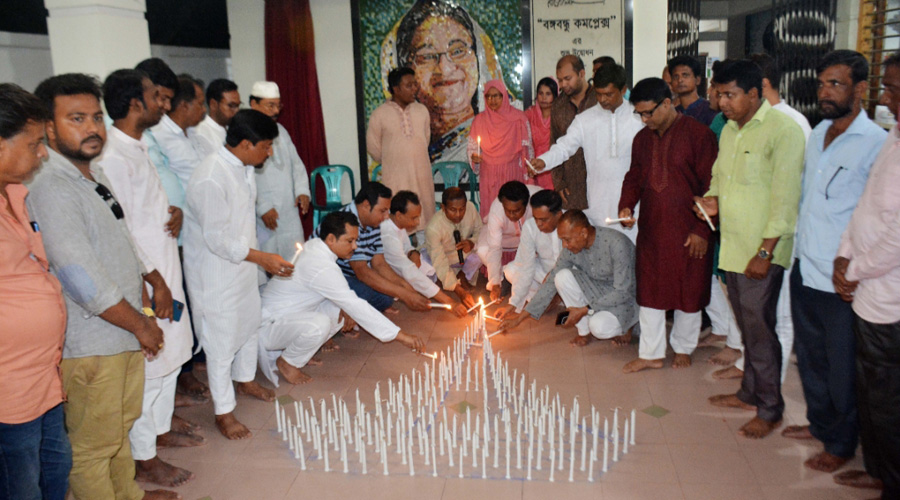 বাগমারায় উপজেলা আ’লীগের উদ্যোগে গণহত্যা দিবসে মোমবাতি প্রজ্জ্বলন