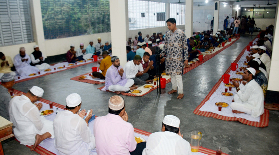 বাগমারায় কোরআনের হাফেজদের সাথে এমপি এনামুল হকের দোয়া ও ইফতার মাহফিল