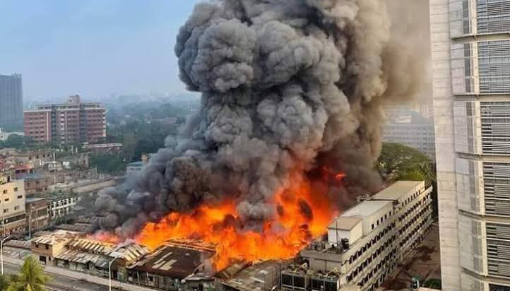 বঙ্গবাজারে ভয়াবহ আগুন, নিয়ন্ত্রণে ৪৩ ইউনিট