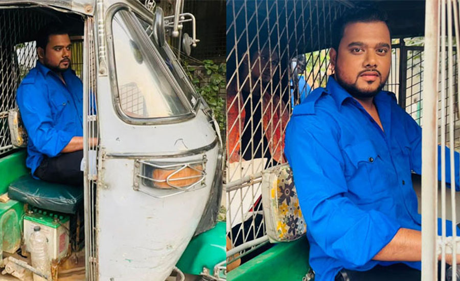 ঢাকার রাস্তায় সিএনজি চালাচ্ছেন এই সংগীতশিল্পী
