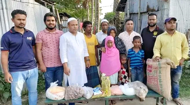 মনোহরদীতে দরিদ্র পরিবারকে এক মাসের খাবার দিল শুভসংঘ