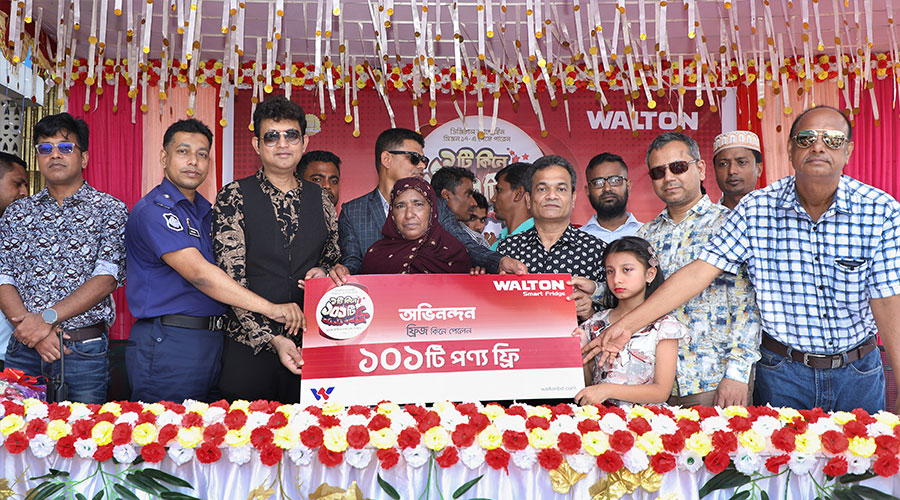 কুলাউড়ার গৃহিণী মনোয়ারা বেগমের হাতে ওয়ালটন ফ্রিজ কিনে পাওয়া ১০১টি ফ্রি পণ্য তুলে দেওয়া হচ্ছে।