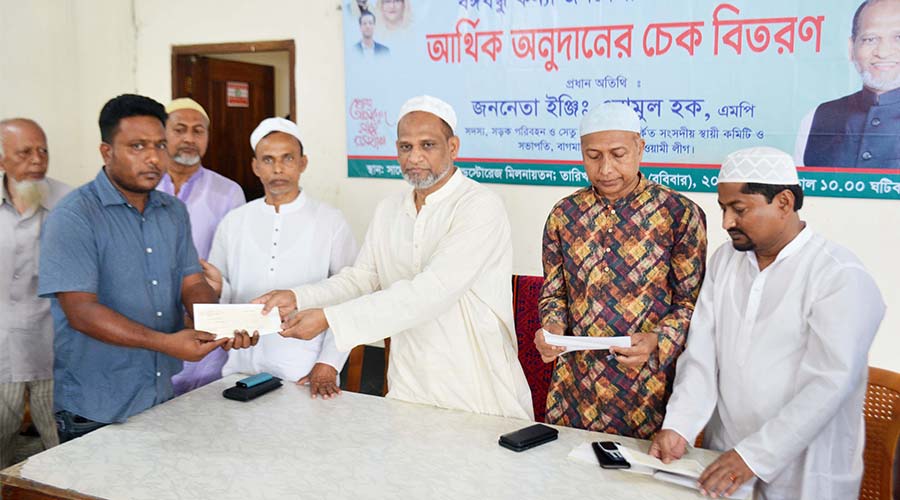 বাগমারায় প্রধানমন্ত্রীর আর্থিক অনুদানের চেক বিতরণ করলেন এমপি এনামুল হক