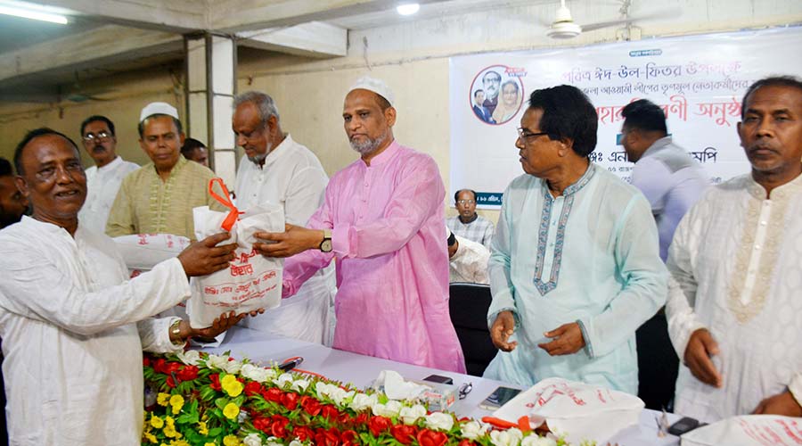 বাগমারায় তৃণমূলের নেতাকর্মীদের মাঝে এমপি এনামুল হকের ঈদ উপহার প্রদান 