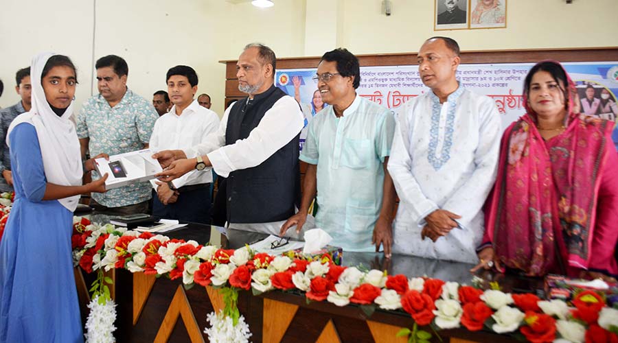বাগমারায় শিক্ষার্থীদের ট্যাব বিতরণ করলেন এমপি এনামুল হক