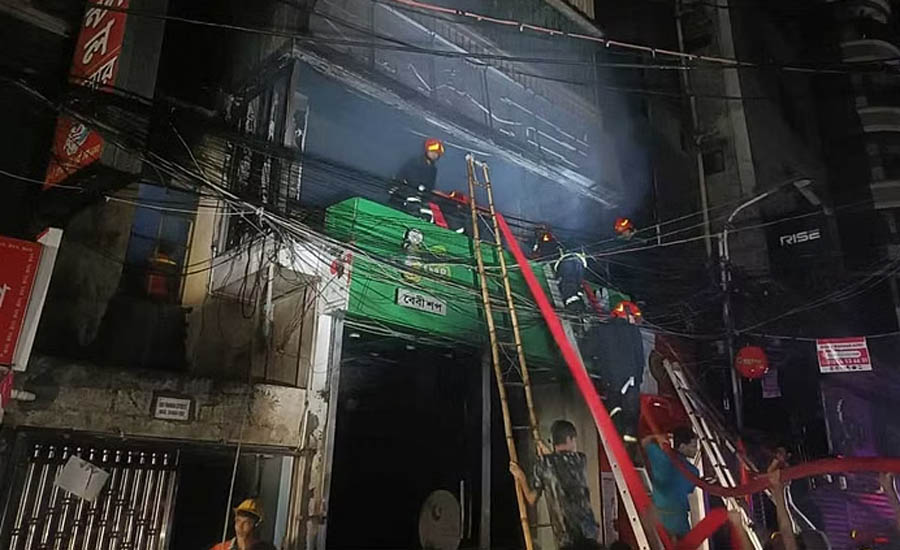 ওয়ারীতে মধ্যরাতে ভবনে অগ্নিকাণ্ড