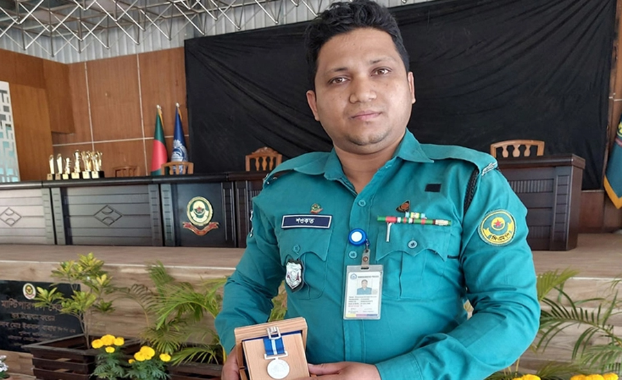 সেই ‘মানবিক’ পুলিশ কনস্টেবল শওকত চাকরিচ্যুত
