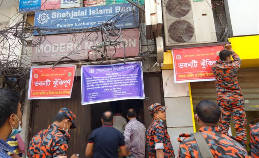 মতিঝিলের মডার্ন ম্যানসনের পিলারে ২০২২ সালে ফাটল দেখা দিলে প্রাথমিক পরিদর্শনের পর ভবনটিতে ‘ঝুঁকিপূর্ণ’ ব্যানার লাগিয়ে সতর্ক করে ফায়ার সার্ভিস।