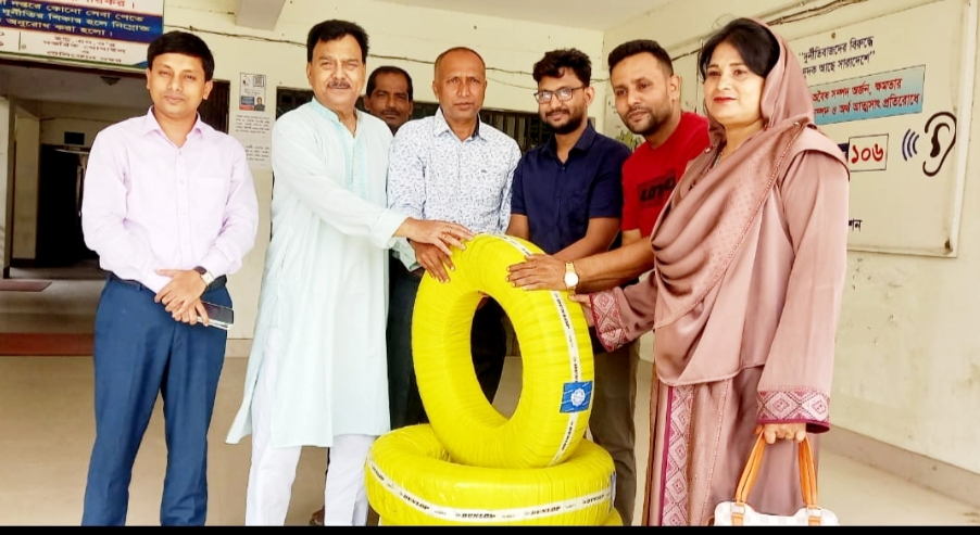 বাগমারা উপজেলা স্বাস্থ্য কমপ্লেক্স পেল এ্যাম্বুলেন্সের টায়ার