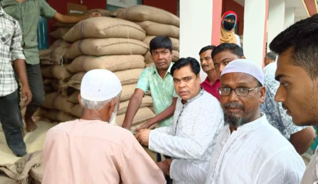 বাগমারার তাহেরপুরে দরিদ্র ও দুস্থ পরিবারের মাঝে ভিজিএফের চাউল বিতরণ