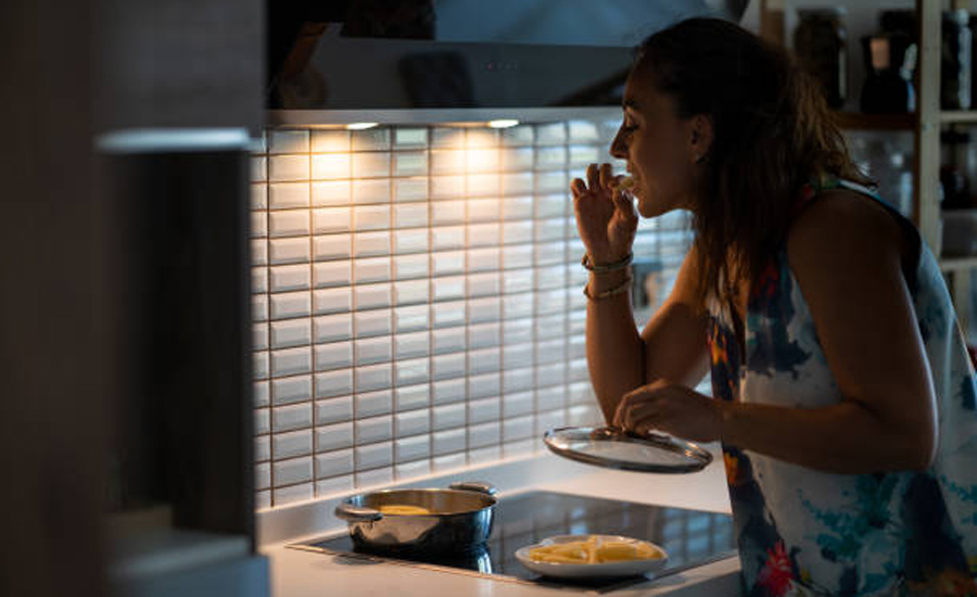 মাঝরাতে উঠে খাবার খাচ্ছেন? যা ঘটে শরীরে