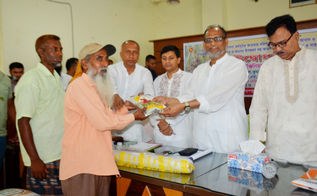 বাগমারায় বিনামূল্যে কৃষি প্রনোদনার উদ্বোধন করলেন এমপি এনামুল হক