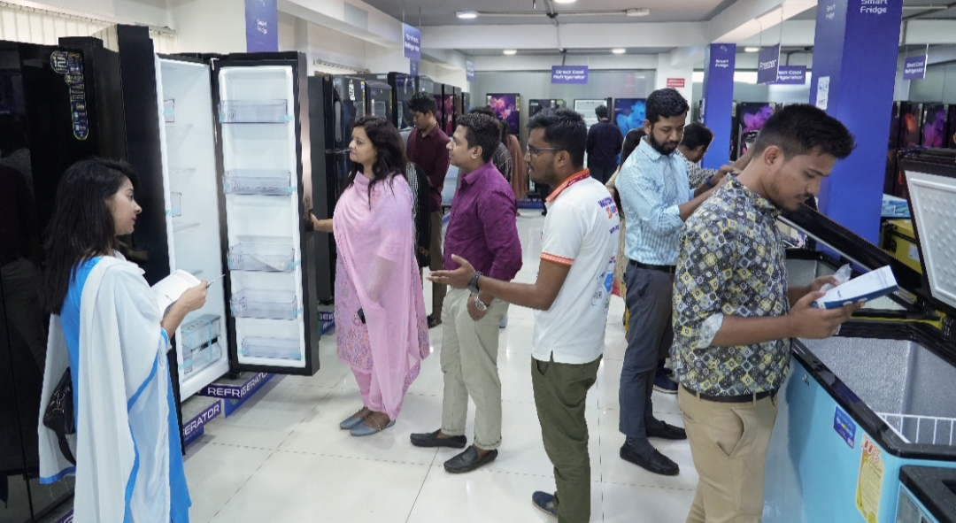 শেষ মহুর্তের কেনাকাটায় ফ্রিজের বাজার সরগরম, পছন্দের শীর্ষে ওয়ালটন