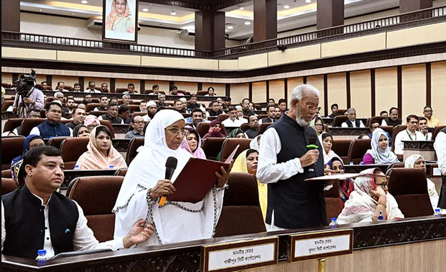 গাজীপুর সিটি করপোরেশনের নবনির্বাচিত মেয়র জায়েদা খাতুনের শপথ নেওয়ার সময় তাঁর পাশে বসেছিলেন ছেলে জাহাঙ্গীর আলম (সবার বাঁয়ে