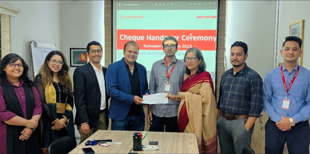 ‘হ্যাপি হোম’ ক্যাম্পেইনের অনুদান একশনএইড বাংলাদেশ'র হাতে তুলে দিল এশিয়ান পেইন্টস