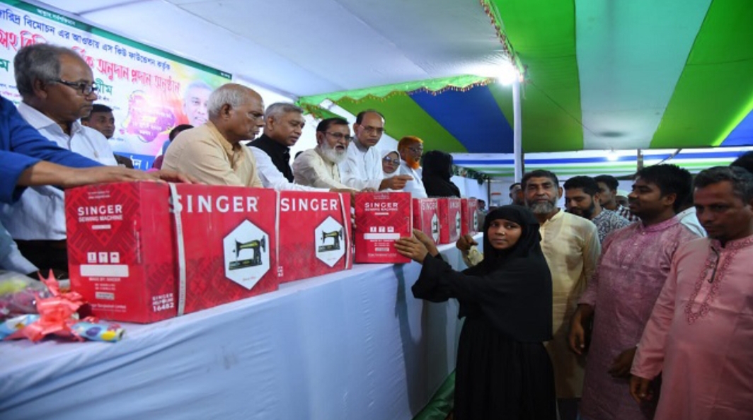 বরুড়ায় দরিদ্রদের মাঝে অটোরিকশা ও সেলাইমেশিন বিতরণ করলেন এ জেড এম শফিউদ্দিন শামীম 