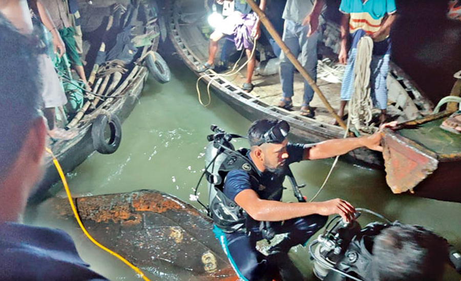 বুড়িগঙ্গায় ওয়াটার বাস ডুবি, ৩ জনের লাশ উদ্ধার