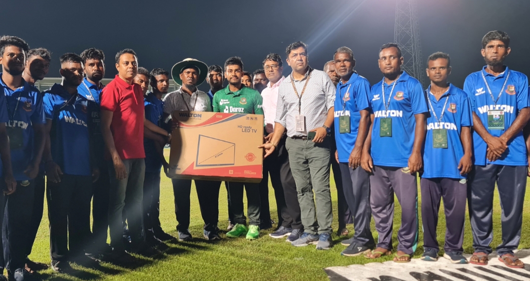 সিলেট স্টেডিয়ামের মাঠকর্মীদের টিভি উপহার দিলো ওয়ালটন 