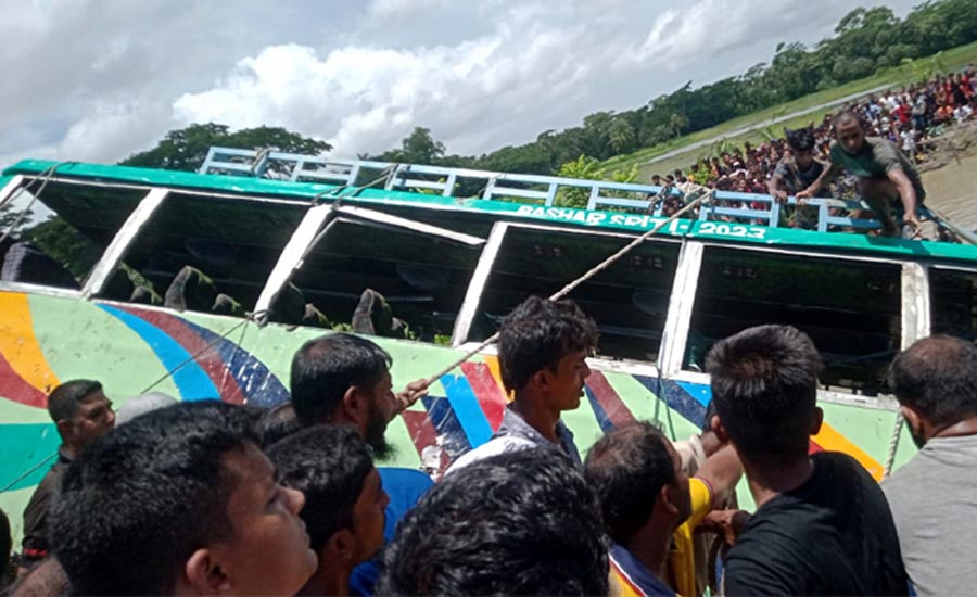 ইজিবাইককে সাইড দিতে গিয়ে প্রাণ গেলো বাসের ১৭ যাত্রীর