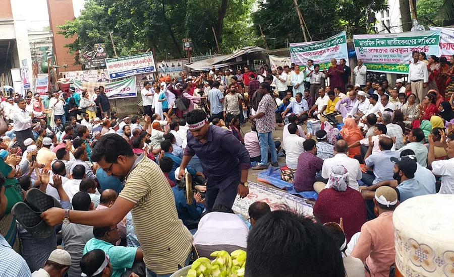জাতীয়করণের দাবিতে অনড় শিক্ষকরা, অসুস্থ হয়ে একজনের মৃত্যু