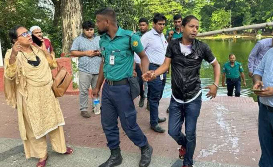 প্রধানমন্ত্রীর কাছে সিডি এবং পেনড্রাইভ পাঠাতে না পেরে ধানমন্ডি-৩২ নম্বরে ককটেল বিস্ফোরণ