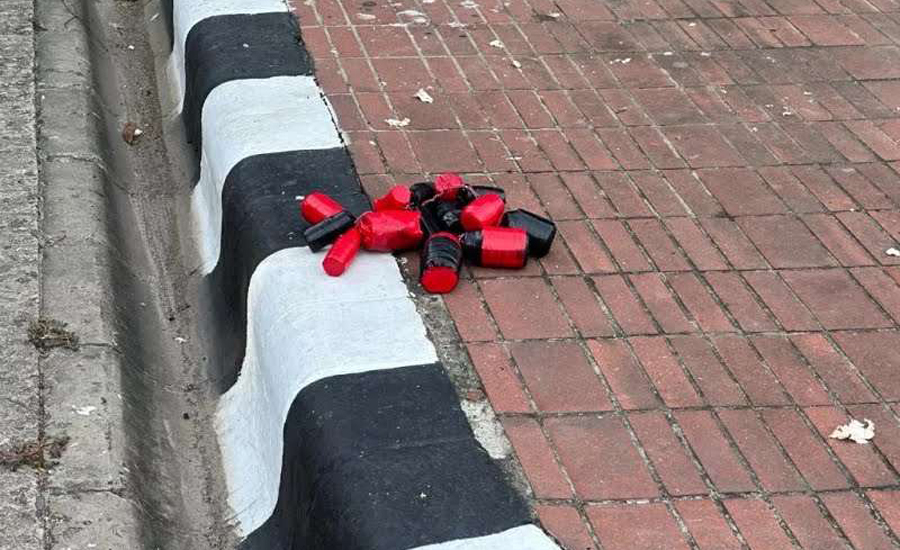 প্রধানমন্ত্রীর কাছে সিডি এবং পেনড্রাইভ পাঠাতে না পেরে ধানমন্ডি-৩২ নম্বরে ককটেল বিস্ফোরণ