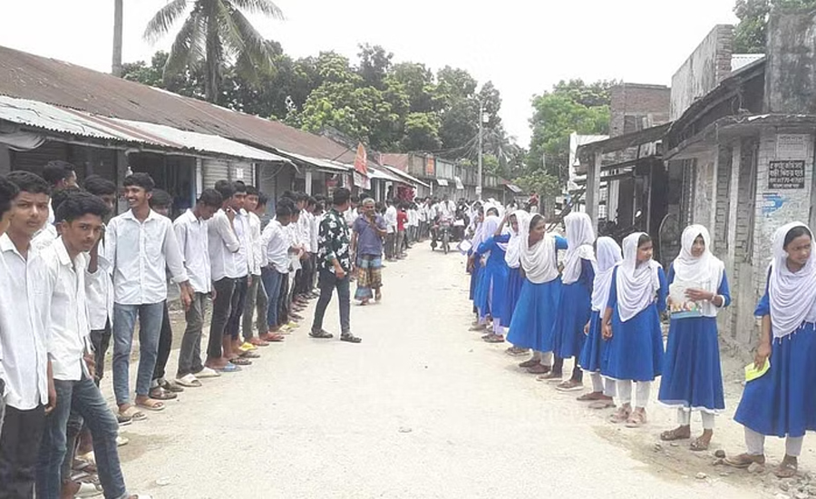 শিক্ষকের উপর হামলার ঘটনার বিচার দাবি করে কুষ্টিয়ার দৌলতপুর উপজেলার আড়িয়া ইউনিয়নের ছাতারপাড়া মাধ্যমিক বিদ্যালয় চত্বরে মানববন্ধন করে শিক্ষার্থীরা।