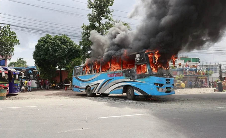 মাতুয়াইলে তিন বাসে, শ্যামলীতে পুলিশের গাড়িতে আগুন