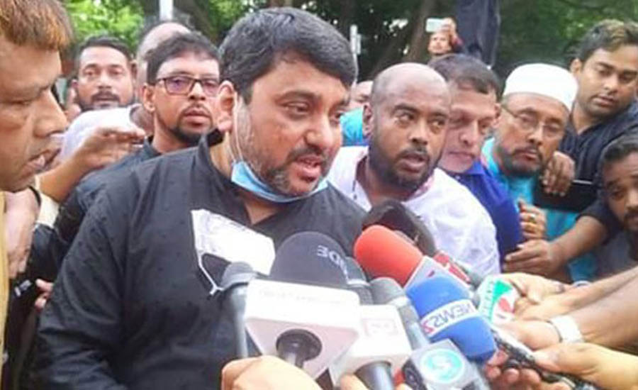 দেশে ফিরে আদালতে হাজিরা দিলেন সম্রাট