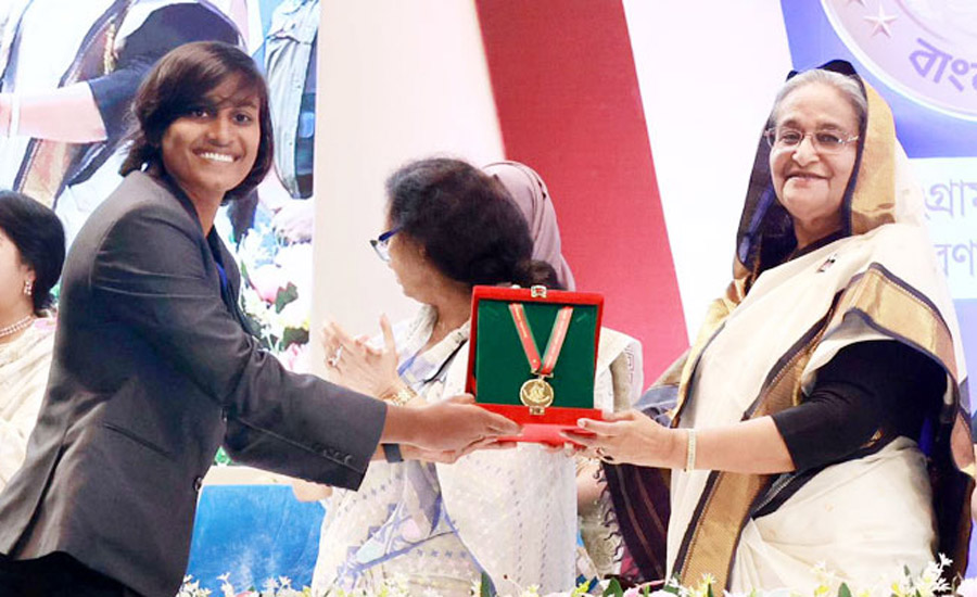 বঙ্গমাতা পদক পেলেন চার বিশিষ্ট নারী ও নারী ফুটবল দল