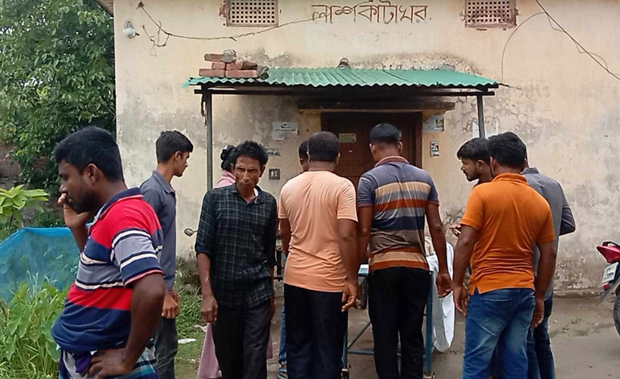 ৫ স্কুলছাত্রীর ধুমপানের ভিডিও ধারণ করলেন শিক্ষক, একজনের আত্মহত্যা