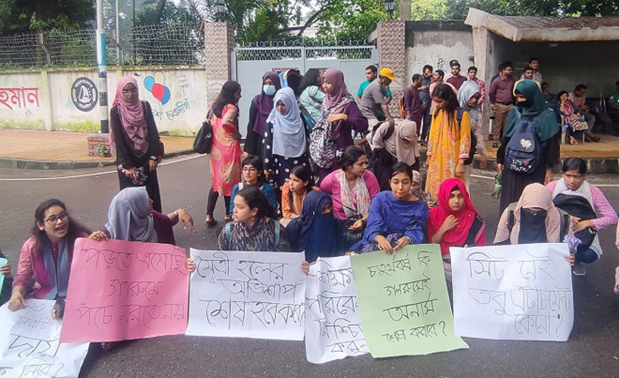ছাত্রীদের অবস্থান, বাসায় ঢুকতে পারলেন না ঢাকা বিশ্ববিদ্যালয়ের উপাচার্য