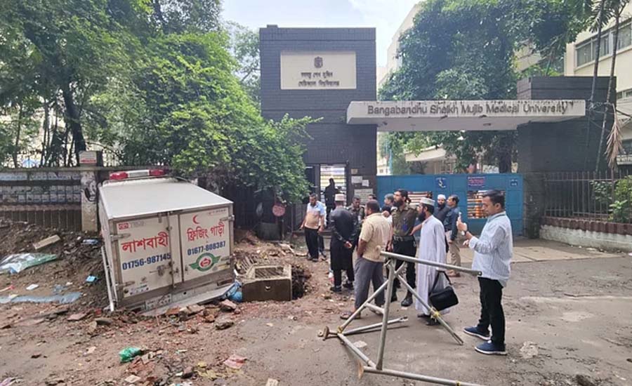 জামায়াত নেতা কর্মীদের সরাতে সাউন্ড গ্রেনেড কাঁদানে গ্যাস, ছেলের পাশেই কবর