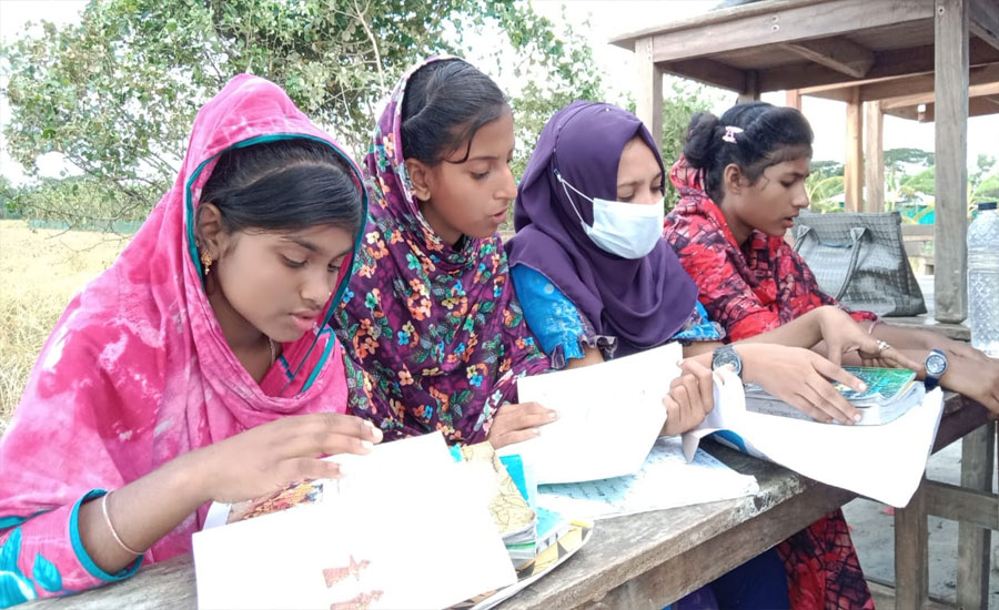 সুবর্ণচরে ঘূর্ণিঝড়ে বিধ্বস্ত স্কুল, খোলা আকাশের নিচে চলছে পাঠদান