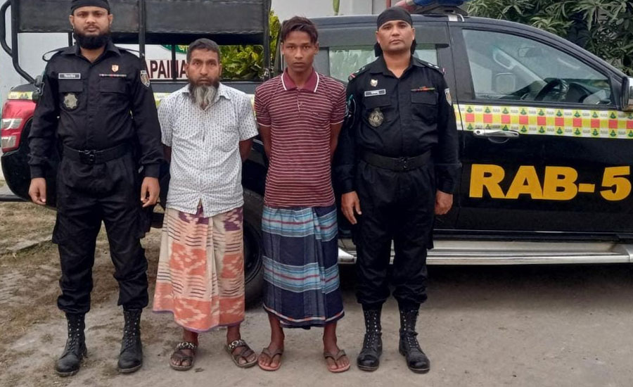 জ্যাকেটের মধ্যে লুকিয়ে মাদক পাচার 