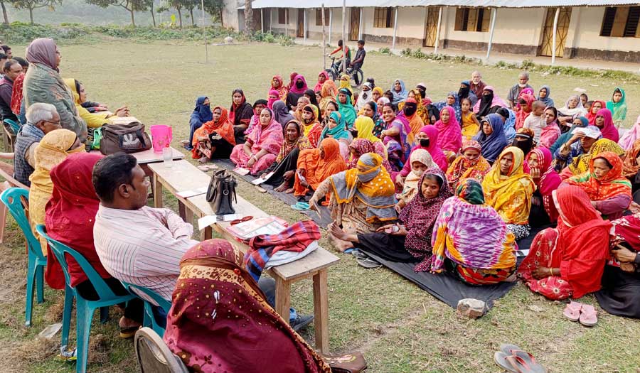 বাগমারার ঝিকরায় এমপি এনামুল হকের পক্ষে মহিলা আওয়ামী লীগ ও যুব মহিলা লীগের উঠান বৈঠক